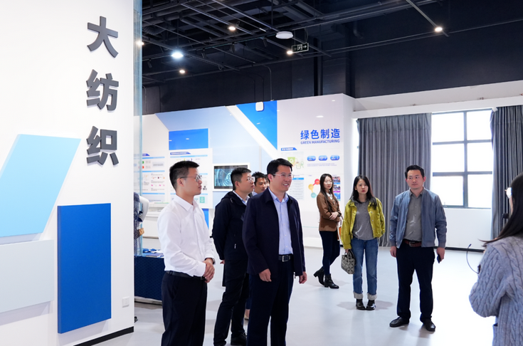 金秋助学，筑梦飞扬 | 协会联合5家爱心企业为武汉纺织大学优秀学子捐资助学