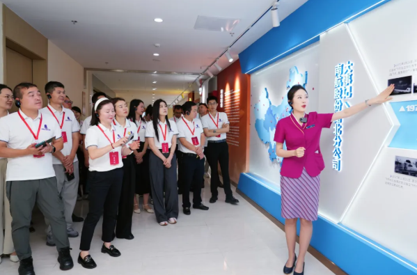 黄鹤之星领航班走进中国南方航空公司 沉浸式探秘航空智造与服务