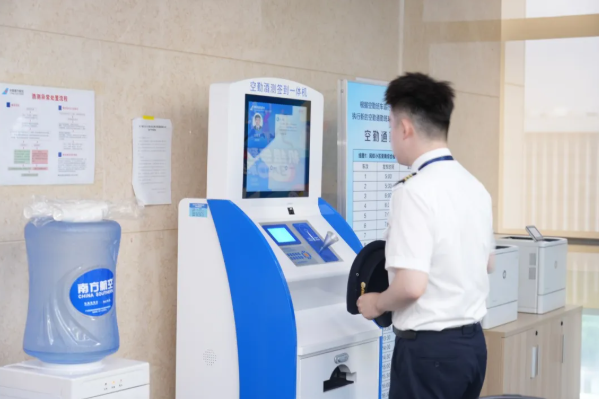 黄鹤之星领航班走进中国南方航空公司 沉浸式探秘航空智造与服务