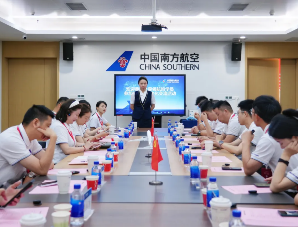 黄鹤之星领航班走进中国南方航空公司 沉浸式探秘航空智造与服务