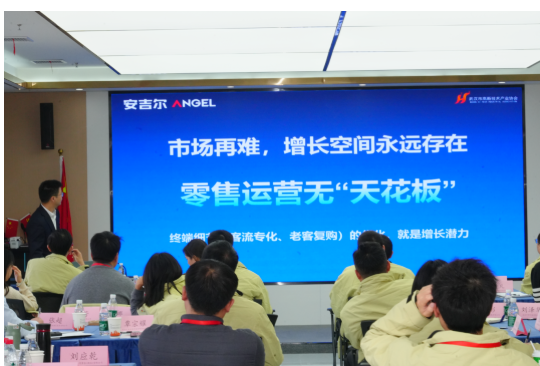 破局增长聚实践,黄鹤之星第17期、第18期鲲鹏班第一课正式开讲! 破局增长聚实践,黄鹤之星第17期、第18期鲲鹏班第一课正式开讲!